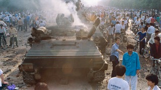 Demonstranten setzen auf dem Platz des Himmlischen Friedens (Tian'anmen-Platz) in Peking, China, am 3. Juni 1989 einen Panzer in Brand. 