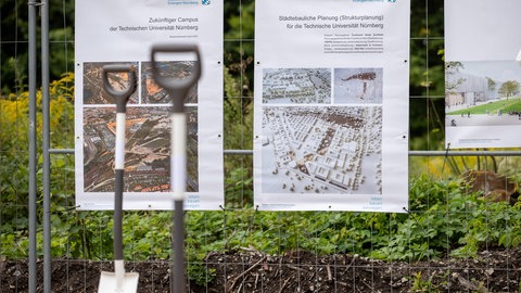 Baustart für die neue Uni: Der symbolische Spatenstich der TU Nürnberg fand bereits am 27.08.2021 statt. Bis die ersten Studis in den Hörsälen Platz nehmen, dauert es aber noch: Im Wintersemester 20232024 soll der erste Masterstudiengang starten.