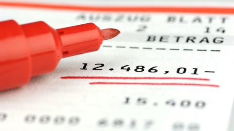 In der Schuldenfalle: Viele Menschen versuchen, ihre Schulden durch zusätzliche Investitionen abzubauen. Die hohen Verluste lassen uns irrational werden, die finanzielle Not höhere Risiken eingehen. Häufig sind noch größere Schuldenberge die Folge.