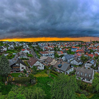 Heftiges Unwetter über dem Landkreis Calw: Superzelle bringt extremen Starkregen, Hagel und schweres Gewitter über Altensteig: Ob Gewitter durch den Klimawandel häufiger werden, ist noch nicht ganz klar. Wohl aber, dass sie tendenziell stärker werden – und damit auch gefährlicher. Ein Ziel ist deshalb auch, Gewitter zu zähmen und besser zu kontrollieren.