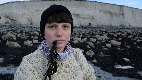 Algensammlerin Sofia am Silverstrand Beach in Galway  Irland