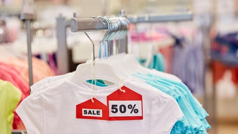 Schnell sein lohnt sich: Mit Rabattaktionen werden wir zum Kauf animiert. Die Möglichkeit, Geld einzusparen lässt uns dann schnell vergessen, das wir doch eigentlich gar nichts brauchen...