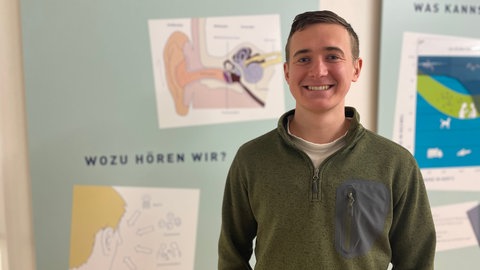 Der Student Benedict Kolajka ist selbst schwerhörig: "Wir müssen uns nicht verstecken für unsere Hörschädigung. Wir können selbstbewusst damit umgehen, dass wir im Alltag so viele Herausforderungen haben, die wir mit Bravour meistern."