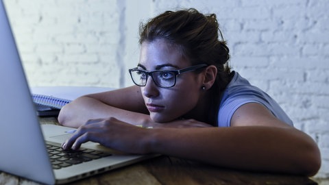 Das Paper für den Lehrstuhl schreiben, die Hausarbeiten der Studis korrigieren: Promovierende und Postdocs haben oft ein extrem hohes Arbeitspensum zu erfüllen. Zeitverträge und unsichere Jobperspektiven verschärfen die Situation erheblich. 