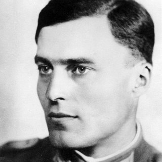Der deutsche Offizier und spätere Widerstandskämpfer Claus Schenk Graf von Stauffenberg in einer Aufnahme aus den frühen 1930ern. Am 20. Juli 1944 brachte er im Führerhauptquartier "Wolfsschanze" eine Sprengladung zur Explosion, die Hitler beseitigen sollte. Nach 1945 wurde seine Tat zunächst totgeschwiegen, dann folgten fast kultische Verehrung und Ablehnung gleichermaßen. 