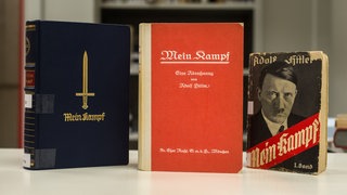 Drei Ausgaben von Adolf Hitlers "Mein Kampf"