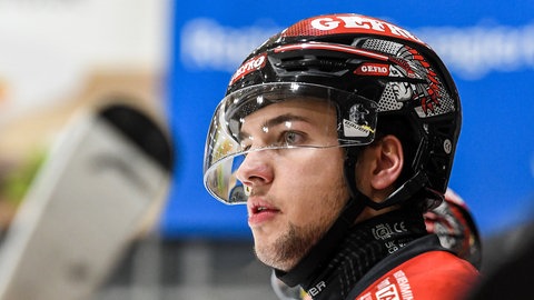 Der Eishockey-Spieler Oliver Ott mit einen Halsschutz: Ein Eishockeyprofi starb im November 2023 mit nur 29 Jahren in Großbritannien, als ihm bei einem unglücklichen Sturz die Kehle durch den Schlittschuh eines Gegenspielers aufgeschlitzt wurde. Die Deutsche Eishockeyliga reagierte umgehend. Seit dem 1. Januar 2024 müssen alle Spieler einen Halsschutz tragen. Im Jugendbereich ist dieser Schnittschutz für die Kehle schon seit Jahren Pflicht. 