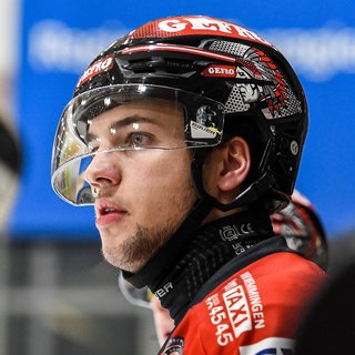 Der Eishockey-Spieler Oliver Ott mit einen Halsschutz: Ein Eishockeyprofi starb im November 2023 mit nur 29 Jahren in Großbritannien, als ihm bei einem unglücklichen Sturz die Kehle durch den Schlittschuh eines Gegenspielers aufgeschlitzt wurde. Die Deutsche Eishockeyliga reagierte umgehend. Seit dem 1. Januar 2024 müssen alle Spieler einen Halsschutz tragen. Im Jugendbereich ist dieser Schnittschutz für die Kehle schon seit Jahren Pflicht. 