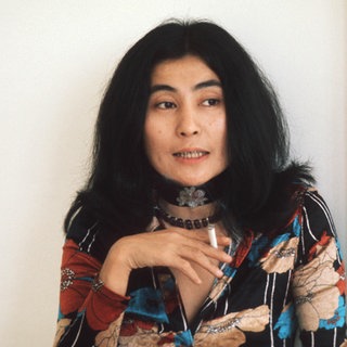 Yoko Ono 1971: Sie gilt als Ikone der Popkultur, die Gesellschaft und Kultur beeinflusste. Am 18.2.1933 wurde Yoko Ono, Vertreterin der Fluxus-Bewegung, in Tokio geboren. 