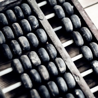 Alter Abakus auch China: Mit exakten Zahlen rechnet nur der Mensch. Aber auch nicht jeder Mensch: Viele Zivilisationen haben keine Namen für Zahlen größer als 5 und rechnen nicht präzise. 