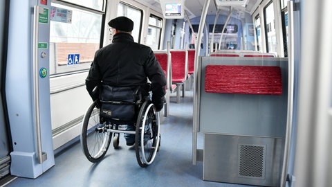 Ein Mann im Rollstuhl fährt in Hamburg U-Bahn. Die Behindertenrechtskonvention gibt allen Menschen das gleiche Recht auf Mobilität. Doch bei der Umsetzung hinkt Deutschland hinterher.