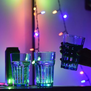 Gläser stehen auf einem Tresen in einem Club. Ausgelassen feiern, und dann das: Nach einem Schluck aus dem Glas plötzliche Bewusstlosigkeit, denn jemand hat heimlich K.-o.-Tropfen ins Getränk gemischt – mit schlimmen Folgen wie sexuellem Missbrauch oder Raub. Die Opfer leiden lange darunter. 