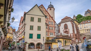 Altstadt in Wertheim: Im Kampf gegen die Klimakrise hat die Politik begonnen, Denkmalregeln anzupassen. Der Gemeinderat in Wertheim (Main-Tauber-Kreis) hat entschieden: Auch Besitzer historischer Gebäude sollen künftig Solaranlagen installieren können. 