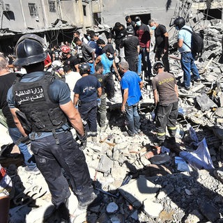 Im Oktober 2024 sterben bei einem israelischen Luftangriff in der Nähe eines Krankenhauses im Süden von Beirut 30 Menschen. Zivilisten und Rettungsteams suchen in den Trümmern nach Überlebenden. Fast 3.000 Tote und 13.000 Verletzte zählt das libanesische Gesundheitsministerium bislang. Israelische Militärsprecher erklären, man habe es nur auf die Hisbollah abgesehen. Doch der Krieg wird ohne Rücksicht auf Verluste geführt und trifft eine schutzlose Zivilbevölkerung.