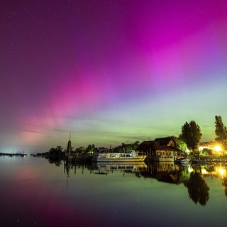 Lebendige Polarlichter am Bodensee im Hafen Allensbach