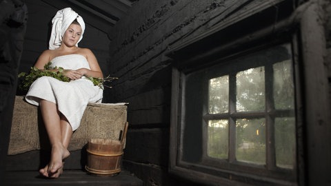 Eine Frau in einer finnnischen Rauchsauna: In Finnland gibt es 5,5 Millionen Menschen – und mehr als 3 Millionen Saunen. Deren heilsame Wirkung ist gut erforscht: Das gemeinsame Schwitzen mindert Stress und kann Herzinfarkte verhindern. In Finnland hat die Sauna zudem eine spirituelle Bedeutung. 