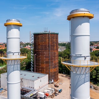 Heißwasserspeicher auf der Baustelle des Gaskraftwerks der Leipziger Versorgungs- und Verkehrsgesellschaft. Das mit zwei Gasturbinen mit jeweils 62,5 Megawatt elektrischer Leistung ausgerüstete Kraftwerk ist als erstes in Deutschland für die Verbrennung von Wasserstoff geeignet. Ein 60 Meter hoher Heißwasserspeicher mit 43.000 Kubikmeter Wasser und Sonnenkollektoren zur Warmwassergewinnung sollen die CO2-freie Versorgungssicherheit der Stadt garantieren. 