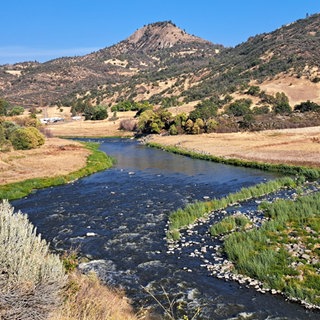 Das größte Dammrückbauprojekt in den USA ist das am Klamath River, der durch Oregon und Nordkalifornien bis in den Pazifik strömt. Im Spätsommer 2024 wurde der letzte von vier Dämmen entfernt und nun befreit sich der Fluss ganz langsam aus der Domestizierung.
