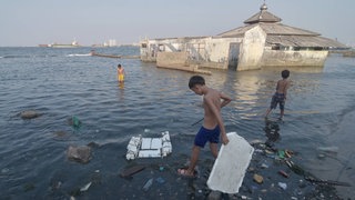 Kinder spielen neben einer überfluteten Moschee, die hinter der Ufermauer im Muara Baru-Gebiet in Jakarta steht. Um die tief liegende Hauptstadt Jakarta vor dem Untergang im Meer zu bewahren, hatte Indonesiens Präsident Joko Widodo den Bau einer riesigen Ufermauer angeordnet