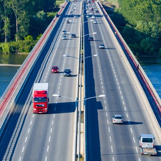 Mihajlo-Pupin-Brücke über die hier 730 m breite Donau zwischen zwei Stadtteilen der serbischen Hauptstadt Belgrad. Die Brücke wurde von China finanziert und gebaut. Im Zuge der "Neuen Seidenstraße" hat China in den letzten Jahren massiv investiert. 