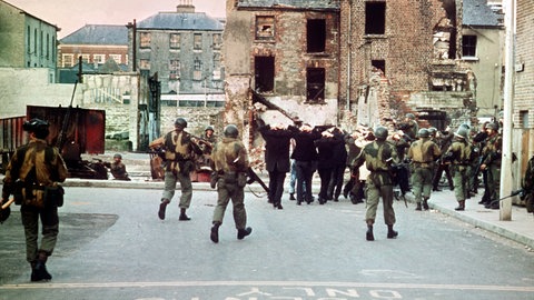 Britische Soldaten umzingeln während der blutigen Auseinandersetzungen eine Gruppe von Demonstranten.