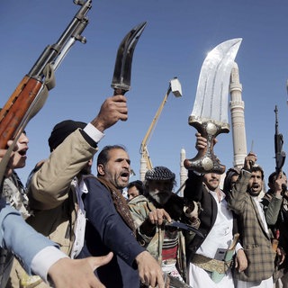 Viele Männer, darunter Huthi-Anhänger, versammeln sich am Sabeen-Platz in Sanaa, der Hauptstadt des Jemen, um am 17. Januar 2025 eine pro-palästinensische Demonstration zu veranstalten, mit der sie ihre Solidarität mit den Palästinensern zeigen und gegen israelische Angriffe auf Gaza protestieren