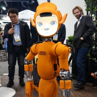 Der Roboter Mirokaï von Enchanted Tools wird am 8. Januar 2025 auf der Consumer Electronics Show (CES) 2025 in Las Vegas vorgestellt: Die rasante Entwicklung der künstlichen Intelligenz (KI) ermöglicht nun Roboter, die lernfähig sind und sich mithilfe der neuen Sprachtechnologien mit uns unterhalten können. Werden sie unsere neuen Gefährten?