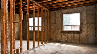 Sanierung und Innenausbau eines alten Gebäudes: Nachhaltig wäre, Immobilien möglichst langfristig zu nutzen. Bisher sind Abriss und Neubau aber oft lukrativer. Initiativen fordern ein Umdenken.