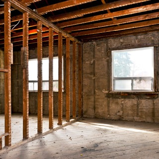 Sanierung und Innenausbau eines alten Gebäudes: Nachhaltig wäre, Immobilien möglichst langfristig zu nutzen. Bisher sind Abriss und Neubau aber oft lukrativer. Initiativen fordern ein Umdenken.