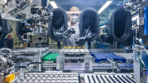 Im MEET Batterieforschungszentrum arbeitet eine Doktorandin im Reinraumlabor an der Weiterentwicklung elektrochemischer Energiespeicher, hier Lithium-Ionen-Akkumulatoren. Das MEET – Münster Electrochemical Energy Technology – ist eine zentrale Forschungseinrichtung an der Westfälischen Wilhelms-Universität Münster.