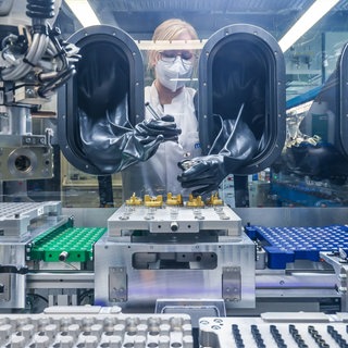 Im MEET Batterieforschungszentrum arbeitet eine Doktorandin im Reinraumlabor an der Weiterentwicklung elektrochemischer Energiespeicher, hier Lithium-Ionen-Akkumulatoren. Das MEET – Münster Electrochemical Energy Technology – ist eine zentrale Forschungseinrichtung an der Westfälischen Wilhelms-Universität Münster.