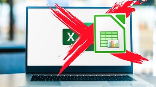 Auf einem Computer-Bildschirm ist das Icon von MS Office Excel durchgestrichen und durch das Icon von LibreOffice Calc ersetzt: Software im Abomodell ist teuer und die Daten liegen in der Cloud. Erste Behörden wollen sich aus dieser Abhängigkeit lösen und setzen auf freie Software.