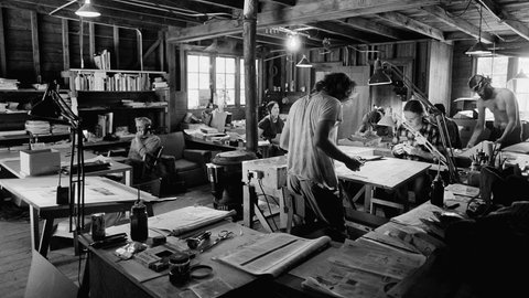 Stewart Brand (*1938), Herausgeber des Whole Earth Catalog, am 28. Mai 1971 in Menlo Park, Kalifornien, bei der Arbeit an der letzten Ausgabe seiner Publikation. Stewart Brand war Mittler zwischen der Hippieszene von San Francisco und der Hacker- und Cyberkultur des Silicon Valley.