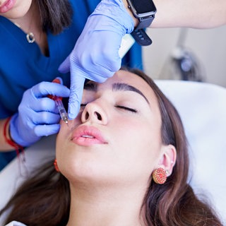 Frau bekommt eine Gesichtsbehandlung mit Botox
