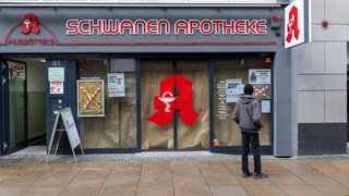 Eine geschlossene Apotheke ist von innen mit Packpapier zugeklebt: Steigende Kosten, Lieferengpässe, Fachkräftemangel: 400 Apotheken schlossen 2024. Alternative Modelle bieten keine Beratung. Was tun?