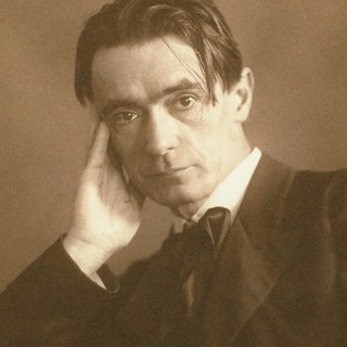 Porträt von Rudolf Steiner (1861-1925): Die Lehren des Begründers der Anthroposophie sind bis heute umstritten