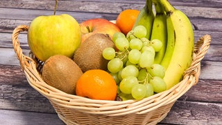 Ein Korb mit frischem Obst: Gesunde Ernährung ist auch eine Frage des Timings. Kohlehydrate werden z.B. morgens besser verstoffwechselt als nachmittags. 