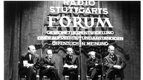 Noch vor der Gründung der ARD (5. Juni 1950) wird 1947 über die Organisationsform debattiert: Radio Stuttgarts Forum – Gewidmet der Entwicklung einer aufrechten und anständigen öffentlichen Meinung. Die Frage nach der Unabhängigkeit der ARD von der Politik war später immer wieder Thema.