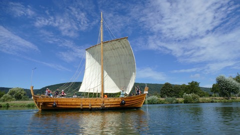 Trierer Forscher um den Historiker Christoph Schäfer sind auf dem originalgetreu nachgebauten römischen Segelfrachter "Bissula" auf der Mosel unterwegs.