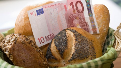 Lebensmittel, Kleidung, Urlaub: Im Kopf legen wir häufig genau fest, wie viel Geld wir für bestimmte Dinge ausgeben wollen. Diese mentale Buchführung kann helfen, am Ende des Monats noch ausreichend Geld übrig zu haben. Aber wir schummeln oft und rücken unser inneres Budget passend.