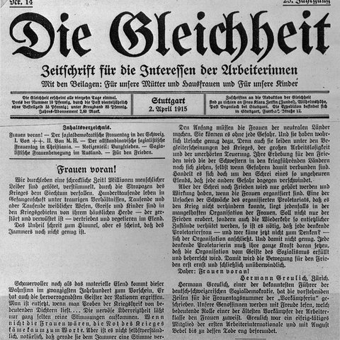 Titelblatt "Die Gleichheit": "Frauen voran!" Mit ihrer Zeitschrift "Die Gleichheit" sprach Clara Zetkin eine breite Öffentlichkeit an. Nicht nur Arbeiterinnen, auch Frauen aus dem Bürgertum interessierten sich zunehmend für "hochbrisante" Themen wie Gleichberechtigung und allgemeines Wahlrecht.