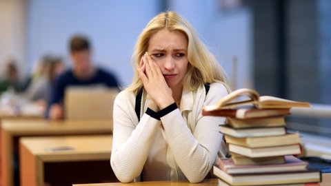 Morgen fange ich an zu lernen: Ein typisches Problem bei ADHS ist das Zeitmanagement. Der Start der Prüfungsvorbereitung wird dann so lange hinausgeschoben, bis es schließlich zu spät ist. Überforderung und schlechte Leistungen sorgen für großen Frust bei Betroffenen.