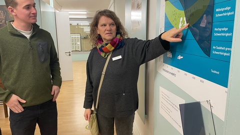 Auf der Erlebnisausstellung der Frankfurter Stiftung für Gehörlose und Schwerhörige erfährt man alles rund um's Thema Hören - und insbesodere um's Nicht-Hören. Hier erklärt Renate Enslin, welche Grade der Schwerhörigkeit man unterscheidet.