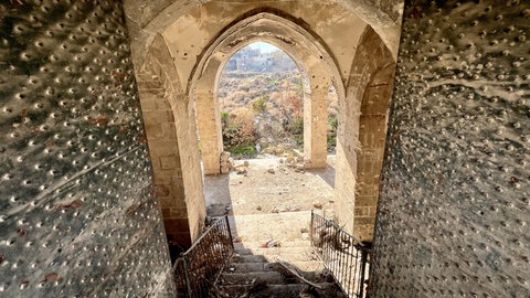 Ein Blick auf die Khusruwiyah-Moschee, die aufgrund der anhaltenden Angriffe in Aleppo zerstört wurde: Syrien ist reich an wertvollen Kulturstätten. Doch nach 14 Jahren Krieg ist ein großer Teil davon zerstört. Beim Wiederaufbau helfen auch deutsche Archäologen.