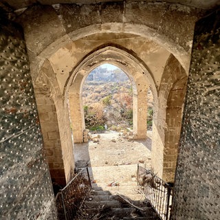 Ein Blick auf die Khusruwiyah-Moschee, die aufgrund der anhaltenden Angriffe in Aleppo zerstört wurde: Syrien ist reich an wertvollen Kulturstätten. Doch nach 14 Jahren Krieg ist ein großer Teil davon zerstört. Beim Wiederaufbau helfen auch deutsche Archäologen.