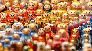 Russische Matroschka-Puppen: In der Aufklärung galten "Russen" als rückständig, im 19. Jahrhundert als gefährlich, in der Nazi-Zeit als Untermenschen, im Kalten Krieg als brutal und grausam. Wie leben diese Bilder, Klischees und Stereotype fort? Wie erleben Menschen aus Russland, die in Deutschland leben, diese Vorurteile?
