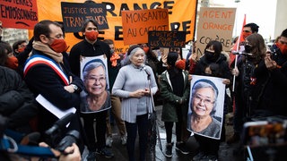 Die Aktivistin Tran Tho Nga 2021 bei einem Protest in Paris: Tran Tho Nga arbeitete als Journalistin für Nordvietnam. Unterwegs in den Süden geriet sie mehrmals in den Giftregen. Im Dschungel kam ihre erste Tochter zur Welt. Mit 17 Monaten starb die kleine Viet-Hai an einem schweren Herzfehler. Später wurde Tran Tho Nga verhaftet. Im Gefängnis wurde ihre zweite Tochter geboren, unheilbar krank. Tran Tho Nga hat 14 Firmen verklagt, die damals Agent Orange herstellten. 