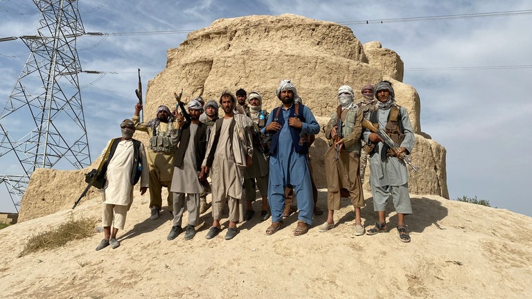 Sie bilden nun die letzte Front vor Masar-e Scharif: Milizen und bewaffnete Zivilisten