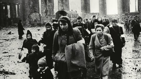 Frauen und Kinder vor dem Brandenburger Tor: Rückkehr ins zerstörte Berlin nach dem Kriegsende 1945