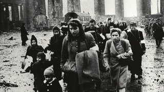 Frauen und Kinder vor dem Brandenburger Tor: Rückkehr ins zerstörte Berlin nach dem Kriegsende 1945